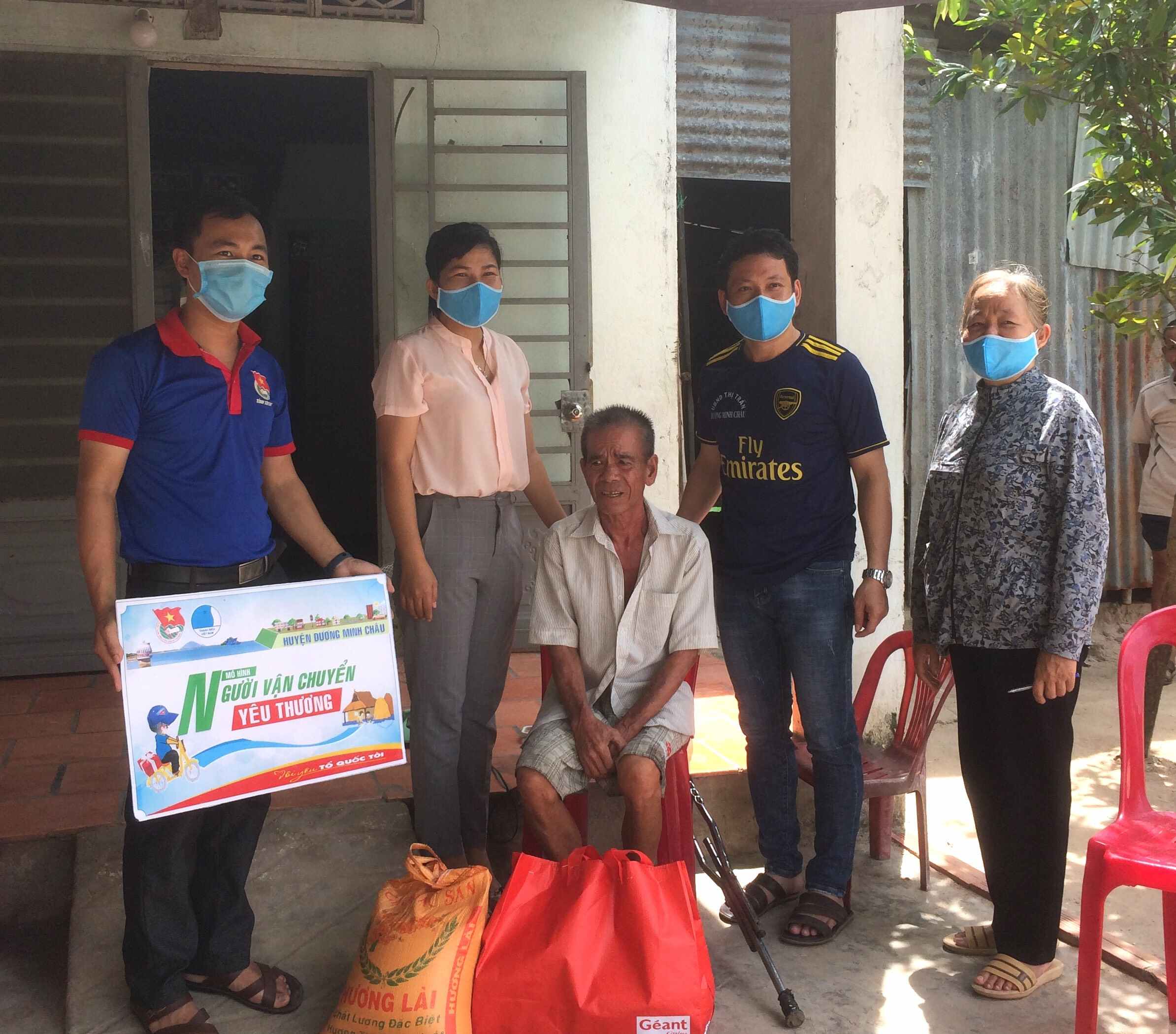 Thị Trấn Dương Minh Châu trao quà cho thanh niên yếu thế,  nạn nhân chất độc da cam